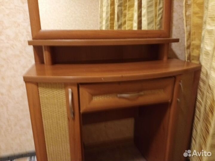 Зеркало, комод