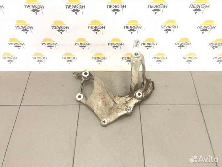 Кронштейн переднего рычага левый Honda Civic