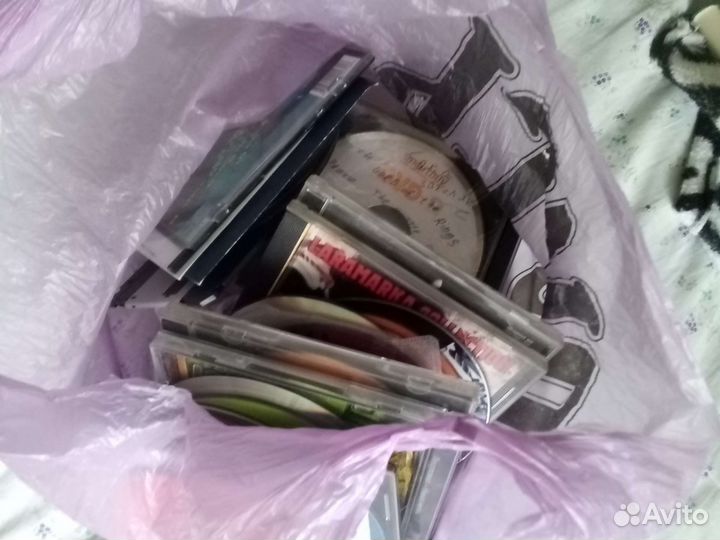 Пакет с дисками разными фильмами музыкой и мультик