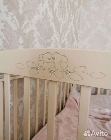 Детская кроватка с маятником