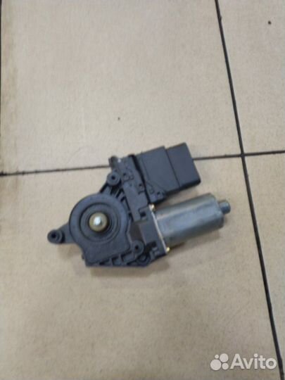 Мотор стеклоподъемника задний правый Volkswagen
