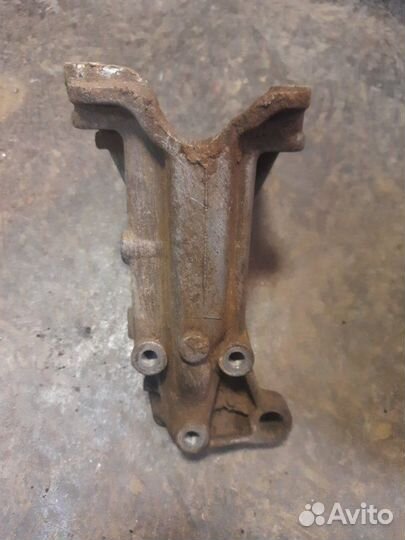 Кронштейн опоры двигателя правый Volkswagen Passat