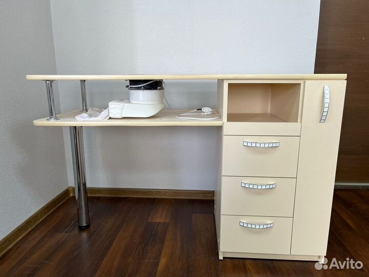 Маникюрный стол с вытяжкой