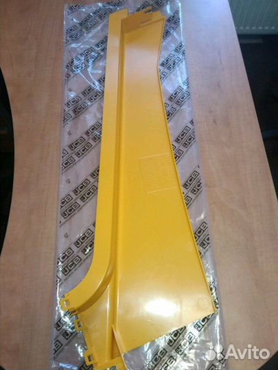 Уголок подкапотный вертикальный на JCB