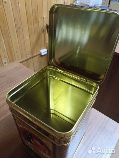 Жестяная банка для сыпучих продуктов