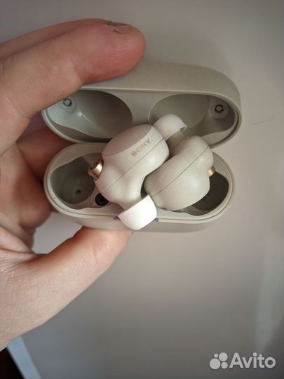 Беспроводные наушники: Sony WF-1000XM4