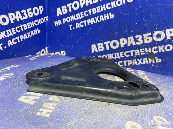 Левый кронштейн переднего подрамника Nissan Teana