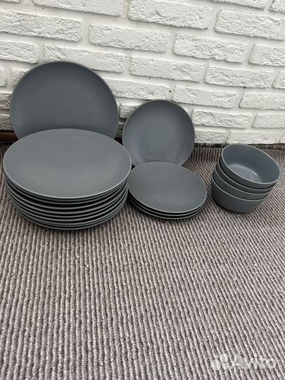 Набор посуды и столовых приборов