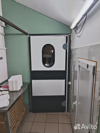 Дверь маятниковая влагостойкая