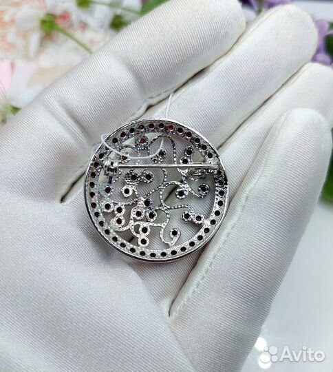 Серебряная брошь с чешским гранатом в серебре