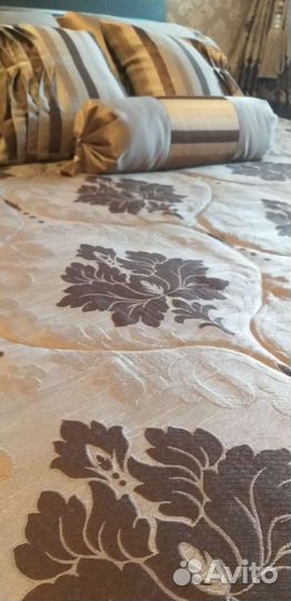 Покрывало новое и пять подушек