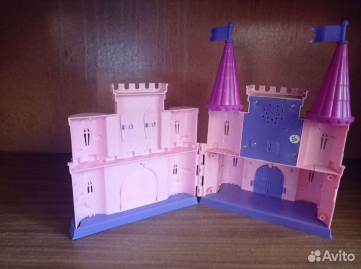 Домики с мебелью, замок с качелей