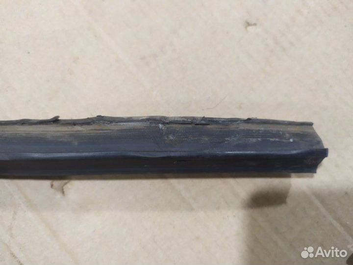 Уплотнитель двери передний правый Nissan Almera