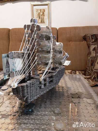 Модель двухмачтового корабля, сделанного из 1 коп