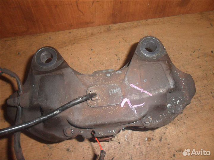 Тормозной суппорт передний правый Volkswagen
