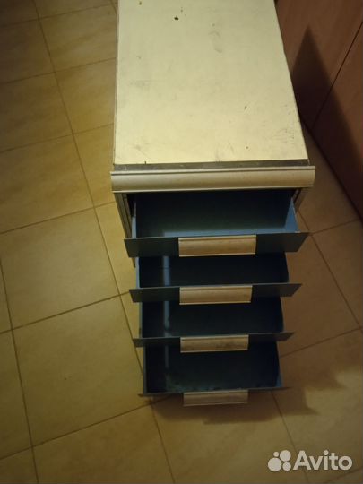 Тумба металлическая с выдвижными ящиками