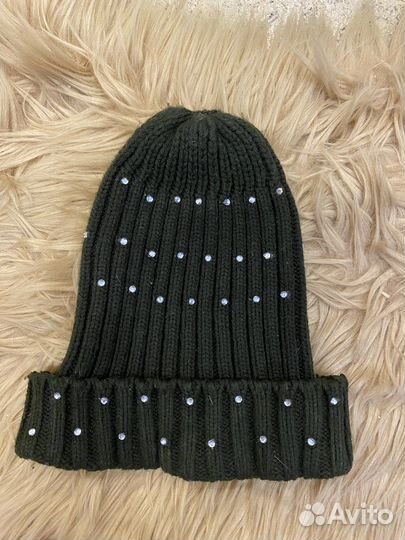 Шапки много