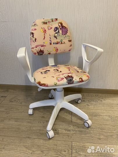 Стул на колесиках