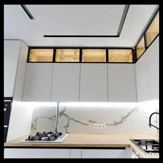 Экологичная кухня под потолок