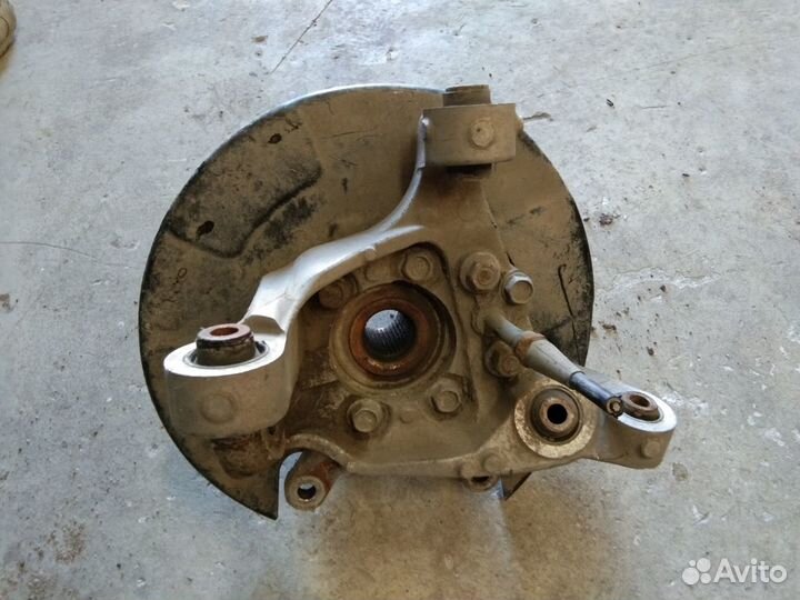 Кулак задний правый и левый Инфинити G25