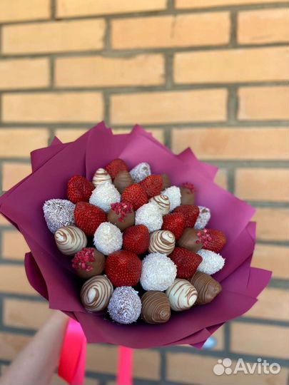 Съедобные букеты из клубники