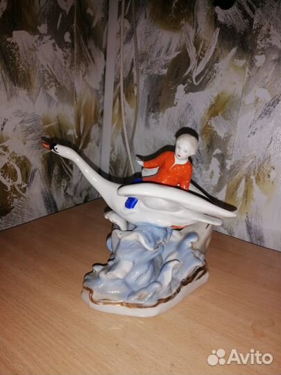 Фарфоровая статуэтка 