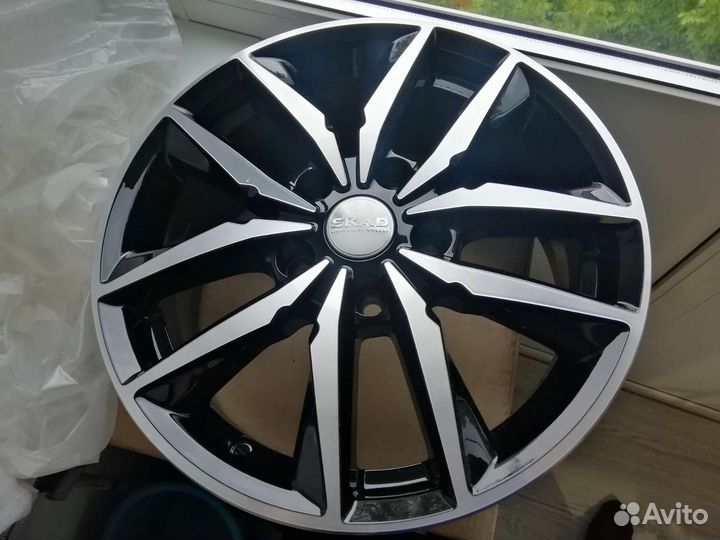 Продам комплект новых литых дисков