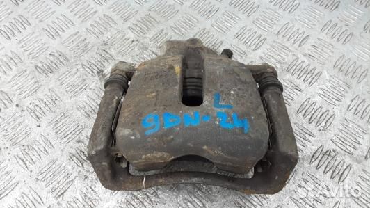 Суппорт тормозной передний левый suzuki SX4 YA11S