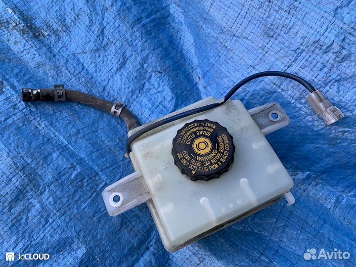 Бачок для тормозной жидкости на lexus CT200H ZWA10