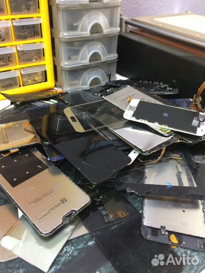 Переклейка разбитого стекла iPhone Samsung