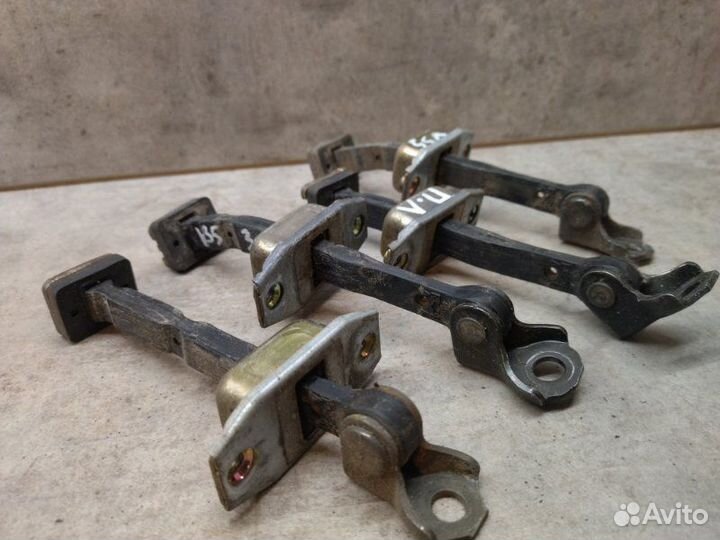 Ограничитель двери Nissan Skyline V35 VQ25DD 2002