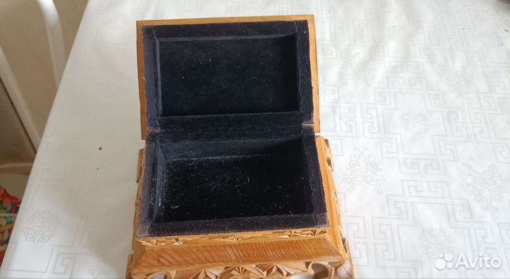 Деревянная шкатулка