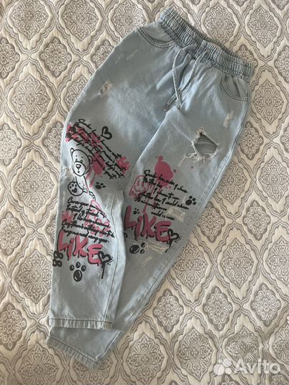 Джинсы с приниом. Джинсы с потертостями