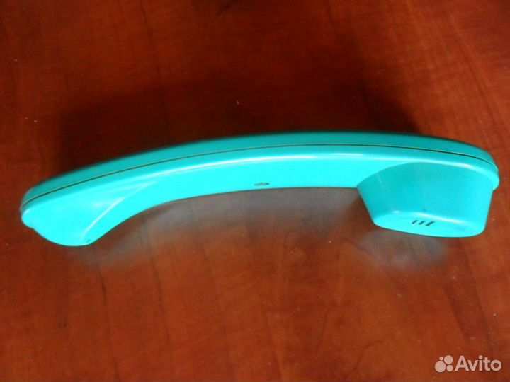 Витой шнур и телефоная трубка цвета морской волны