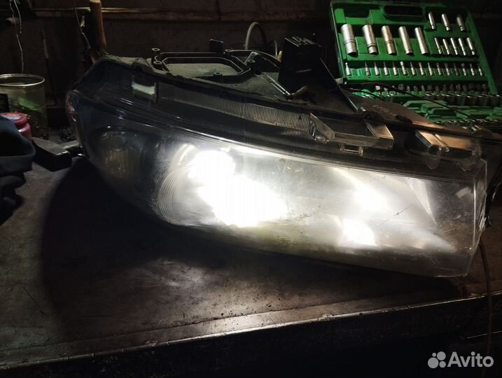 Левая фара тоета Хайлюкс