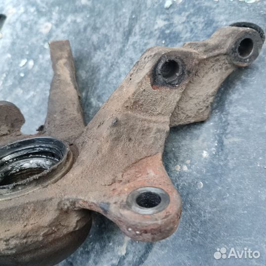 Поворотный кулак передний левый Kia Rio 1