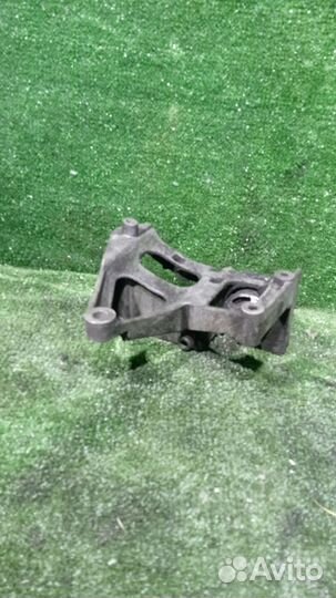 Кронштейн генератора Renault Laguna