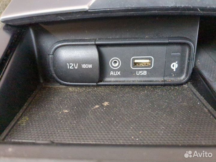 Беспроводная зарядка Kia Stinger 1