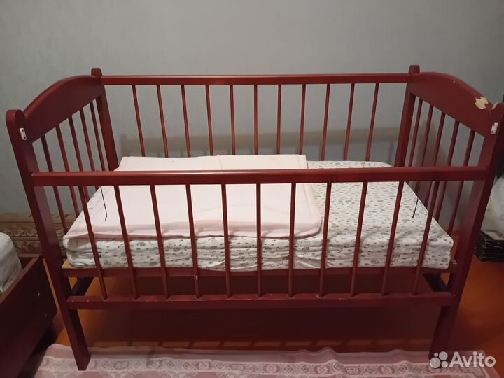 Детская кроватка с маятником