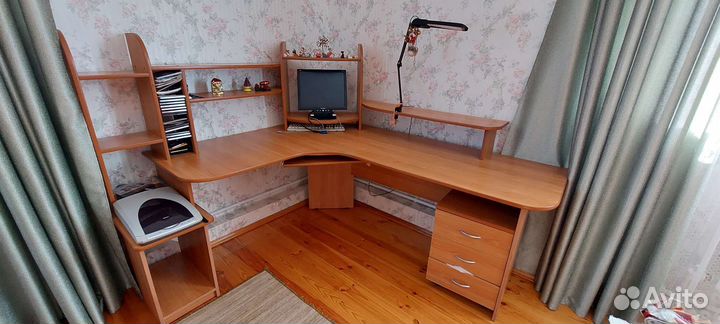 Угловой письменный стол с полками
