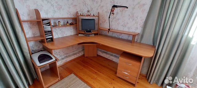 Угловой письменный стол с полками