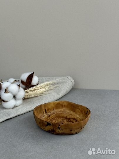 Миска из дерева с живым краем