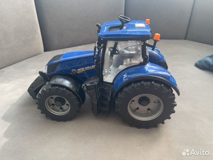 Трактор bruder New Holland L 360mm