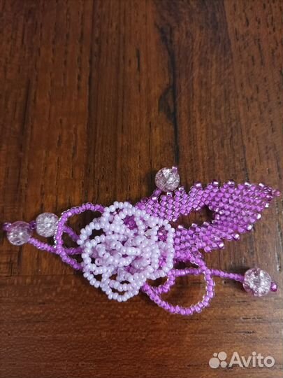 Брошь ручной работы из бисера цвет розовый
