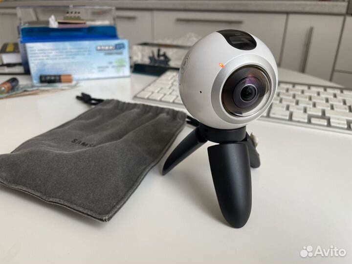 Панорамная видеокамера Samsung Gear360