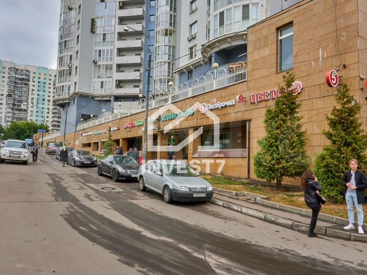 Объект на выходе из метро