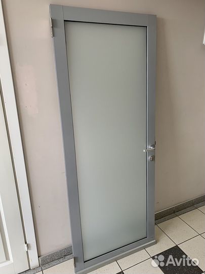 Дверь из алюмиевого профиля со стеклом