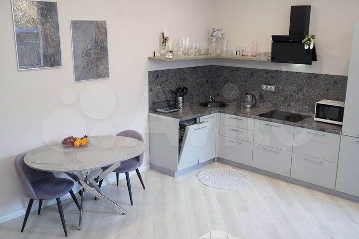 2-к. квартира, 60 м², 1/4 эт.