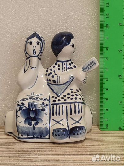 Статуэтка. На лавочке. Парочка. Гжель