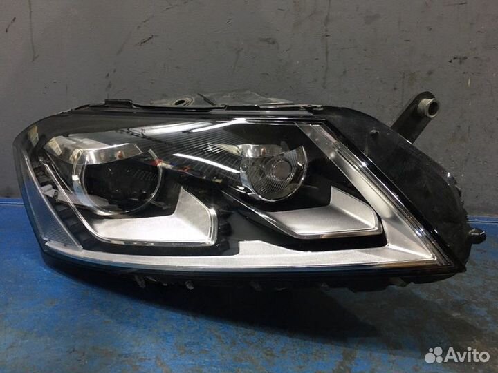 Фара ксенон правая Volkswagen Passat B7